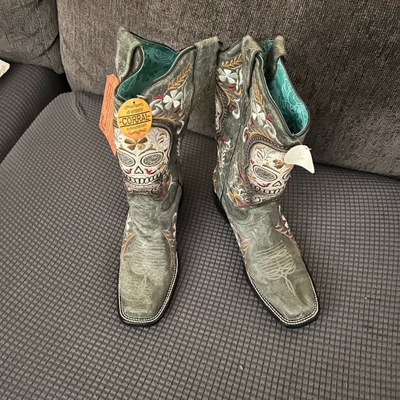Brand New Corral Black and Gray Skull Embroidered pair of boots Square toe - Picture 5 of 5